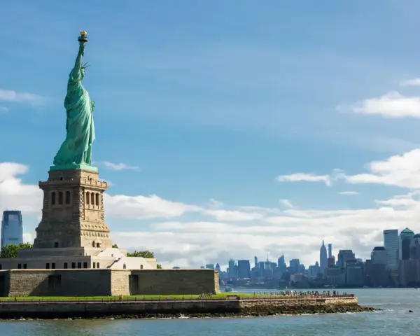 Statua Wolności i panorama Nowego Jorku. Chcesz wiedzieć, jak zaadresować list do USA?