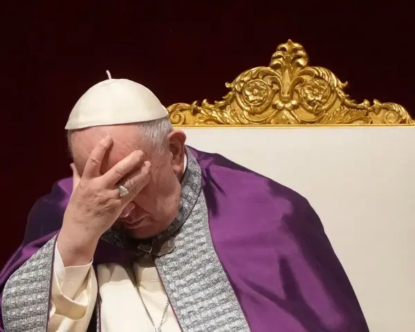 Papst Franziskus mit der Hand im Gesicht, nachdenklich über die Folgen eines Kirchenaustritts.