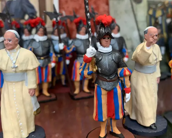 Figurki papieży i Gwardii Szwajcarskiej. Idealne pamiątki, jeśli zastanawiasz się, co kupić w Rzymie.