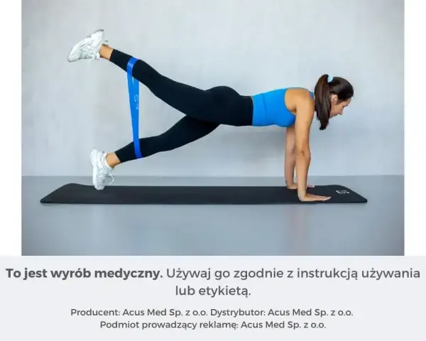 Kobieta ćwiczy z gumą oporową na łydkach, wykonując pozycję deski. Może to pomóc w walce z zakwasami.