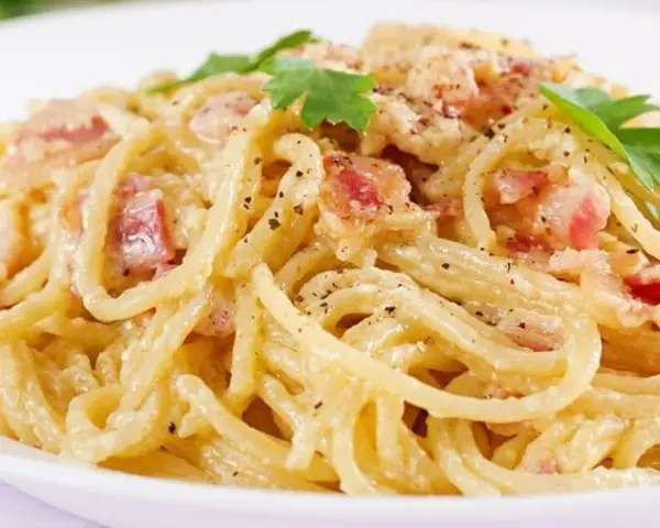 Pyszne spaghetti carbonara z boczkiem i parmezanem, idealne na szybki obiad. Oto prosty przepis!