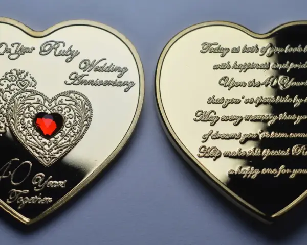 Złote serce z rubinem, upamiętniające 40 rocznicę ślubu. Na awersie ozdobne serca i napis "40 Years Together".