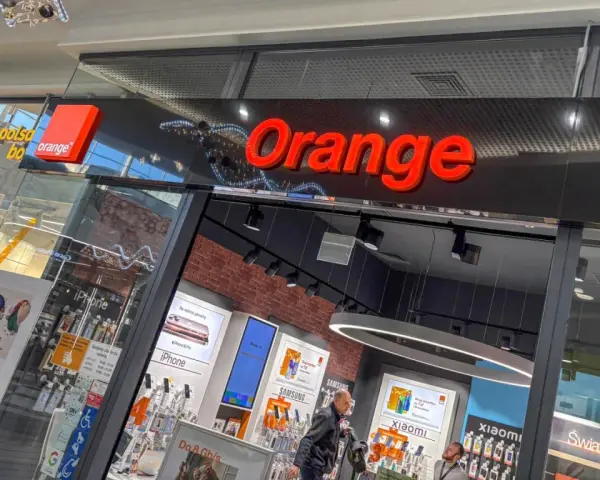 Salon Orange z ofertą smartfonów i usług. Sprawdź, czy Twój rok ważności konta Orange jest aktualny!