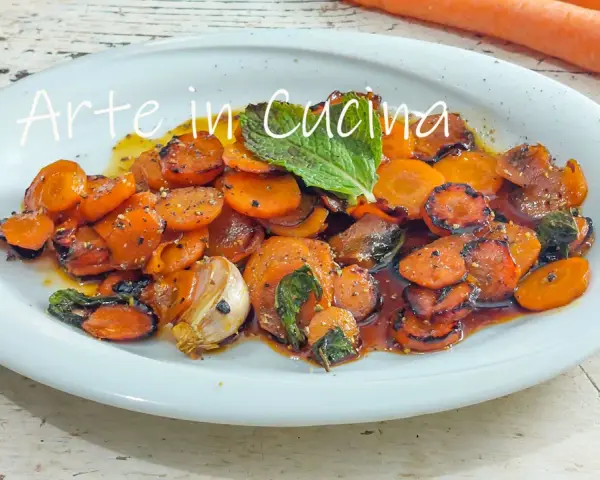 Carote in agrodolce, caramellate e speziate, con aglio e menta fresca, un'esplosione di sapori.