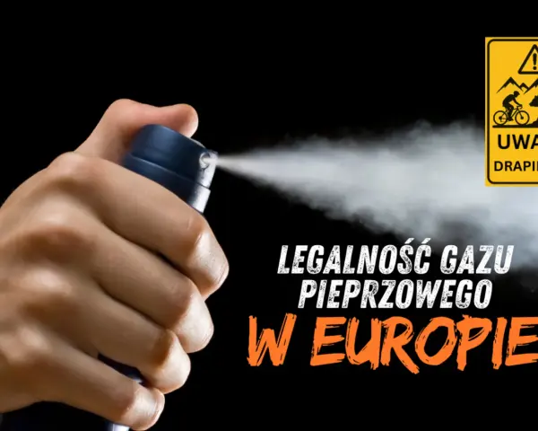 Dłoń trzymająca puszkę gazu pieprzowego, z której wydobywa się biała mgiełka.