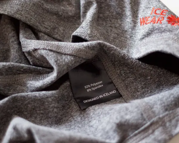 Szara koszulka z poliestru i spandexu, z haftem "ICE WEAR". Idealna na chłodne dni, zapewnia komfort i trwałość.