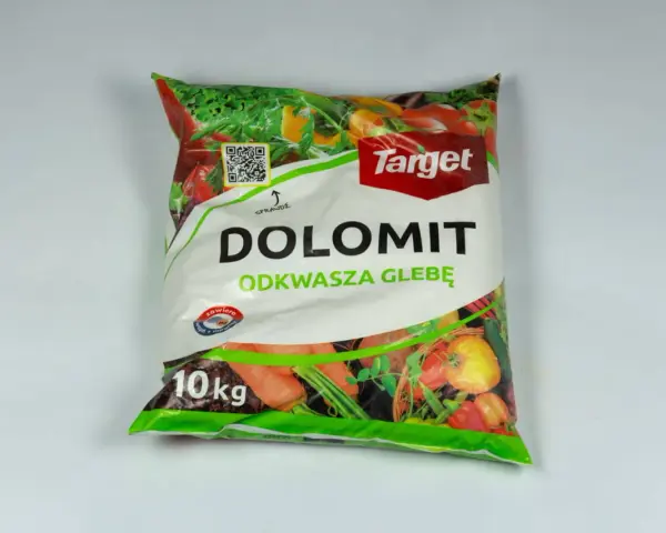 Opakowanie nawozu "Dolomit" marki Target. Produkt odkwasza glebę, nie jest szkodliwy dla roślin, zawiera wapń i magnez. 10 kg.
