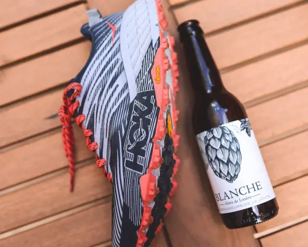 Chaussure de trail Hoka et bière artisanale. La récompense après l'effort, un bon équilibre entre alcool et sport.
