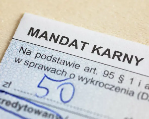Fragment mandatu karnego z kwotą 50 zł. Zastanawiasz się, ile czasu na zapłacenie mandatu? Sprawdź przepisy.