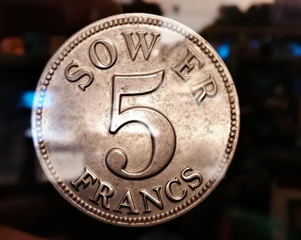 Une pièce de **5 francs 1994** en gros plan, avec le chiffre 5 et l'inscription "FRANCS" bien visibles.
