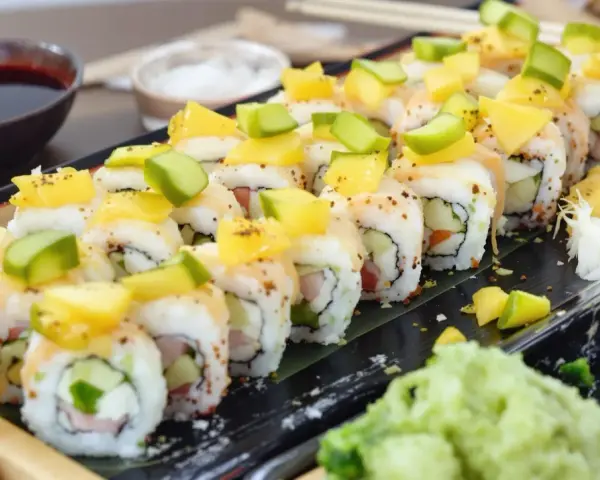 Roladki sushi z mango i awokado, obok sos sojowy i wasabi. Czy to kanpyo co to za składnik?