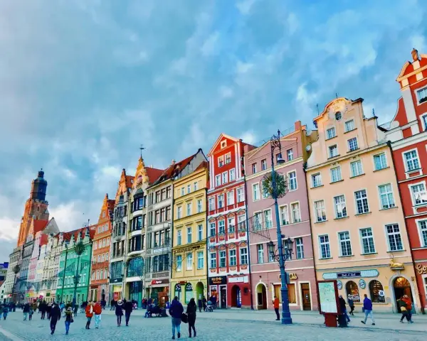 Kolorowe kamienice na Rynku we Wrocławiu, idealne na city break z Wrocławia.