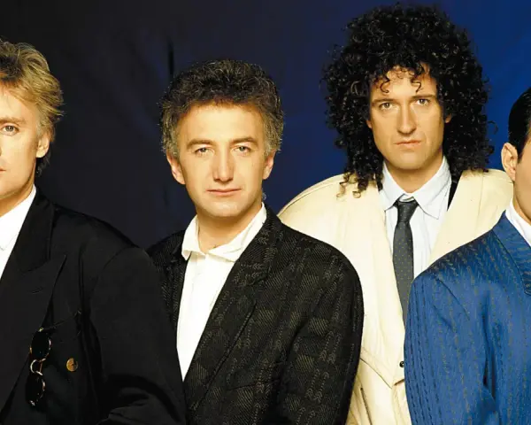 Les quatre membres de Queen posent ensemble, prêts à conquérir le monde avec leur musique légendaire.