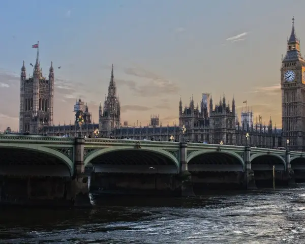Most brytyjskiego parlamentu i Big Ben. Czy do Anglii potrzebny jest paszport? Tak, po Brexicie.