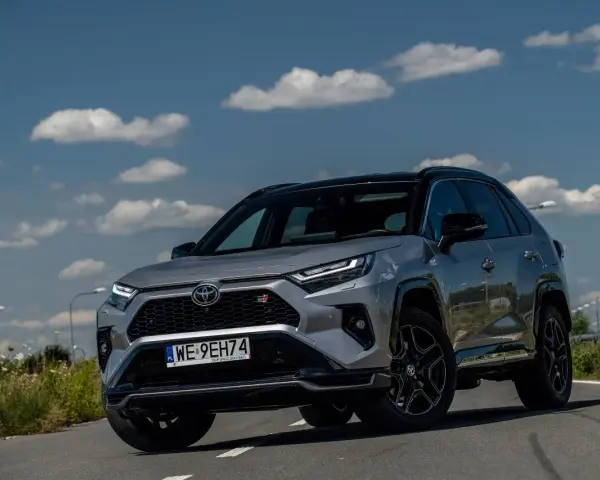 Szary Toyota RAV4 Hybrid GR Sport na drodze. Gdzie jest produkowana? W Japonii, USA, Kanadzie, Rosji, Chinach.