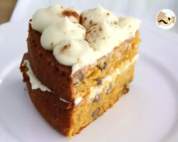 Deliciosa tarta de zanahoria y nueces, con capas de bizcocho esponjoso y un cremoso glaseado.