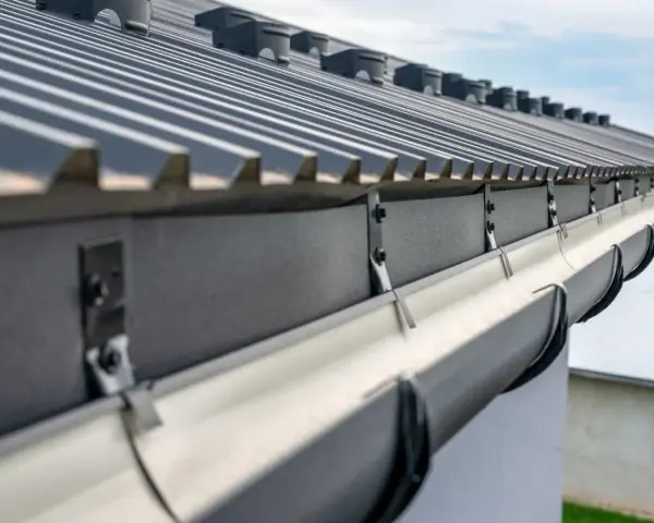 Gouttière de maison en aluminium, système de drainage pour évacuer l'eau de pluie du toit.