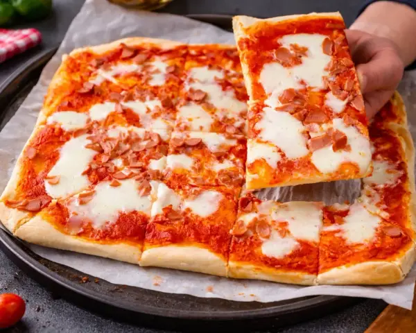 Pizza con lievito istantaneo, gustosa e veloce da preparare, con pomodoro, mozzarella filante e salame. Perfetta per una cena improvvisata.