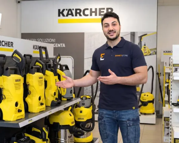 Man visar upp Kärcher HD högtryckstvättar och andra Kärcher-produkter i en butik.