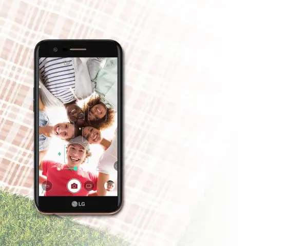 Uśmiechnięta grupa przyjaciół robi selfie telefonem LG K10 2017 Dual na pikniku.