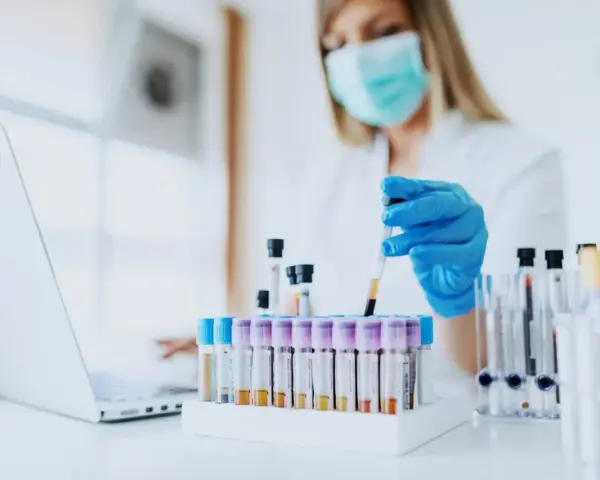W laboratorium pracownik w maseczce i rękawiczkach pobiera próbkę krwi. Czy do laboratorium trzeba się rejestrować?