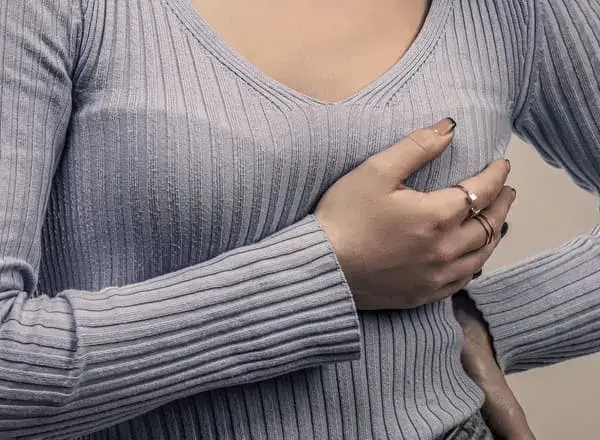 Czy podczas menopauzy bolą piersi? Poznaj przyczyny i objawy