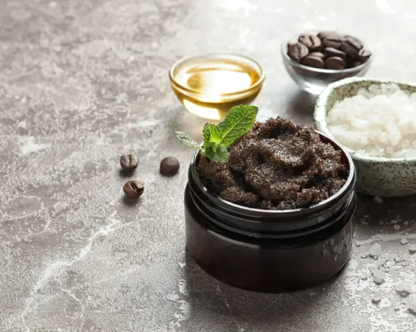 Domowy peeling do skóry głowy z kawy i soli, z dodatkiem oleju i mięty. Idealny do odświeżenia i regeneracji.