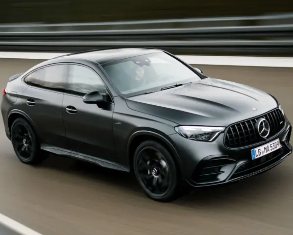Czarny Mercedes-AMG GLC Coupe w ruchu. Sprawdź aktualną mercedes glc cena i dostępne konfiguracje.