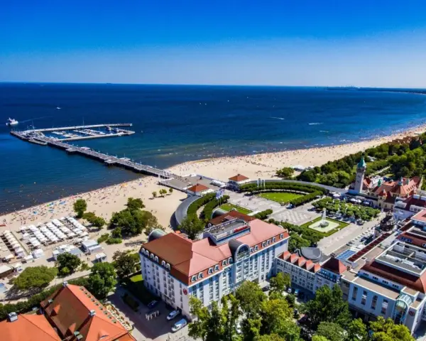 Sopot: plaża, molo, park i zabytkowe budynki tworzą malowniczy widok. Idealne miejsce na wypoczynek nad morzem, gdzie można poczuć atmosferę nadmorskich **termy nad morzem**.