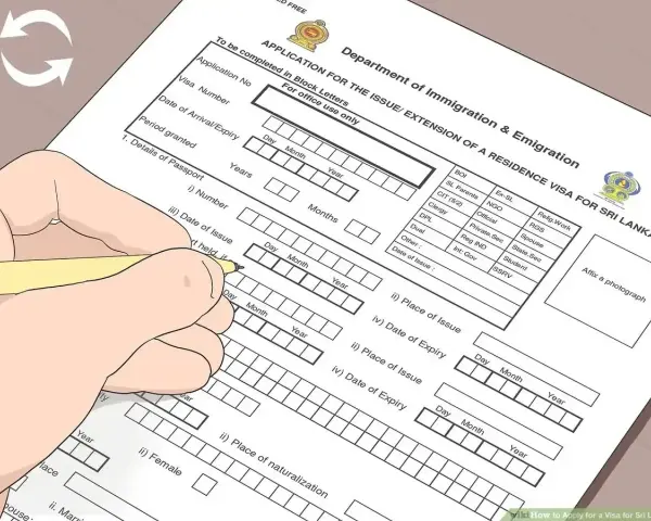 Wypełnianie wniosku o wizę do Sri Lanki. Ręka z żółtym pisakiem uzupełnia formularz "APPLICATION FOR THE ISSUE/EXTENSION OF A RESIDENCE VISA FOR SRI LANKA".