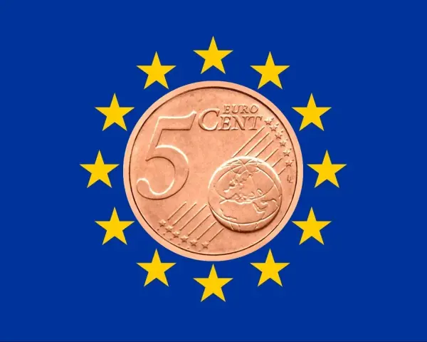 Une pièce de 5 centimes d'euro, rare, pourrait valoir 6000 €. Elle est entourée des étoiles du drapeau européen.