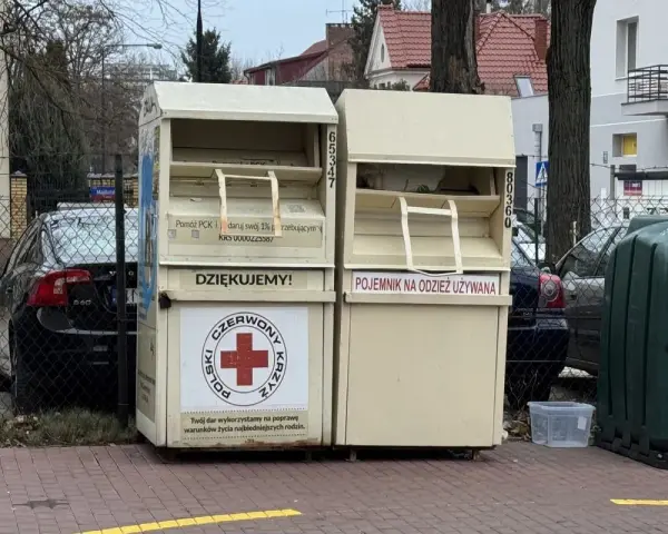 Pojemniki na odzież używaną. Tutaj możesz oddawać ubrania, które posłużą innym.