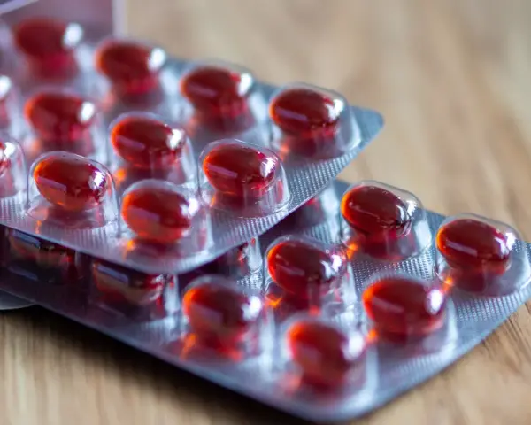 Czerwone kapsułki w blistrach. Czy suplementy szkodzą wątrobie? Zastanawiasz się nad tym, biorąc takie preparaty.
