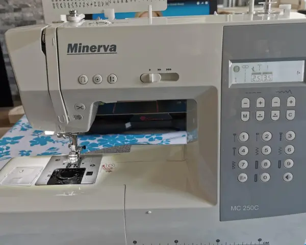 Nowa maszyna do szycia Minerva MC250C z cyfrowym wyświetlaczem i wieloma funkcjami.