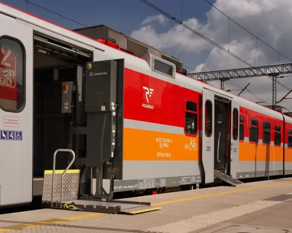 Polregio klasa 2 z podjazdem dla niepełnosprawnych i miejscem na rowery. Pociąg stoi na stacji.