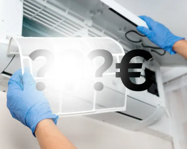 Hände in blauen Handschuhen entfernen einen Klimaanlagenfilter. Fragezeichen und ein Euro-Symbol deuten auf die **Klimaanlage reparieren Kosten** hin.