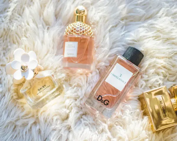 Kolekcja perfum: Daisy, Aqua Allegoria Guerlain, L'Impératrice D&G i The One Dolce & Gabbana. Delikatny, kwiatowy **styraks** unosi się w powietrzu.