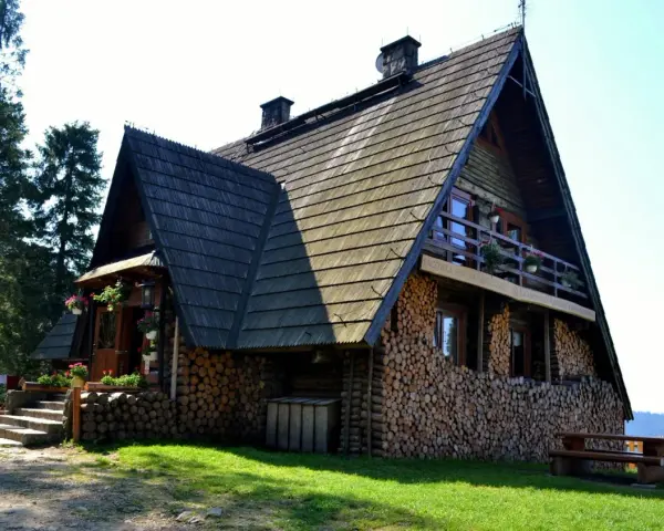 Drewniana bacówka na Maciejowej w Starych Wierchach, otoczona lasem i górami, zaprasza do odpoczynku.