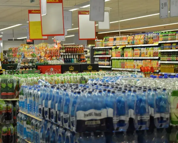 Znane marki napojów: odkryj, które są najpopularniejsze w Polsce