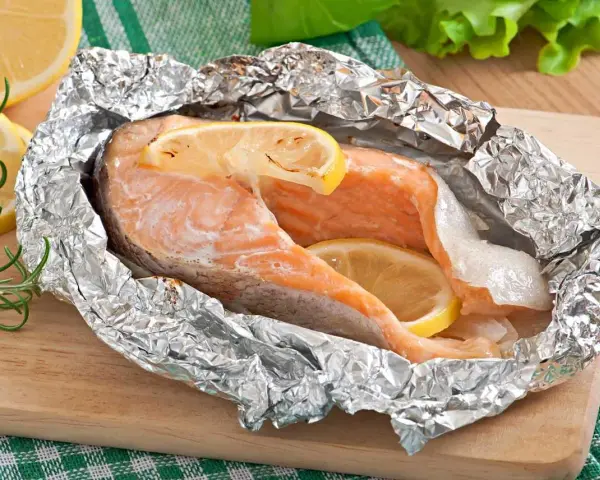 Salmón al horno en papel de aluminio con rodajas de limón. Una de las recetas de salmón más sencillas y deliciosas.