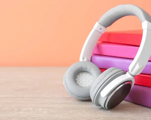 Słuchawki neodymowe czy dynamiczne? Wybór zależy od tego, czy wolisz słuchać audiobooków, czy muzyki.
