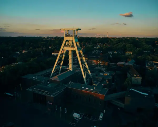 Bochum atrakcje: imposante Förderturm-Architektur des Deutschen Bergbau-Museums im Abendlicht.