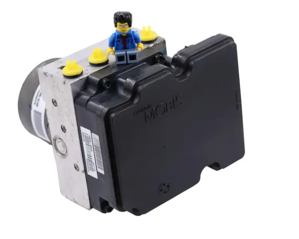 Moduł ABS Hyundai Mobis. Może być powiązany z błędem DTC C1201 Toyota. Figurka Lego na górze.