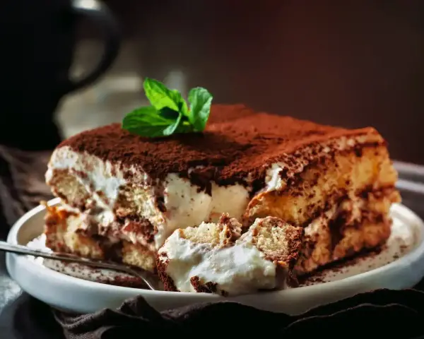 Puszyste, kremowe tiramisu, posypane kakao i udekorowane miętą. Wygląda jak najlepsze tiramisu na świecie!