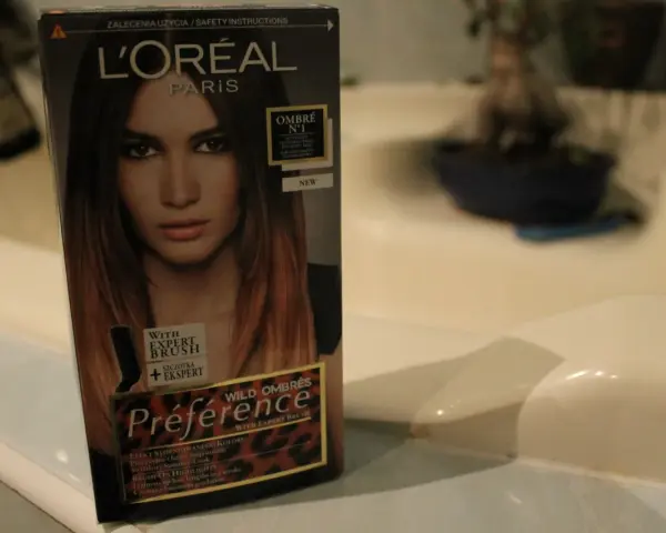 Pudełko farby L'Oréal Préférence z efektem czarne włosy ombre. Modelka na opakowaniu ma włosy w odcieniach brązu i blondu.