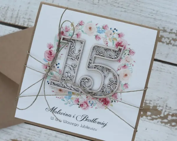 Elegancka kartka z napisem "15" i kwiatowym motywem, idealna na życzenia na 15 rocznicę ślubu.