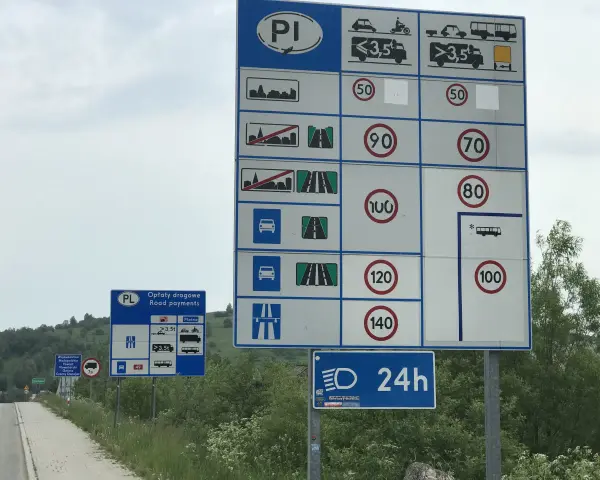 Znaki drogowe z limitami prędkości na autostradzie w Polsce.