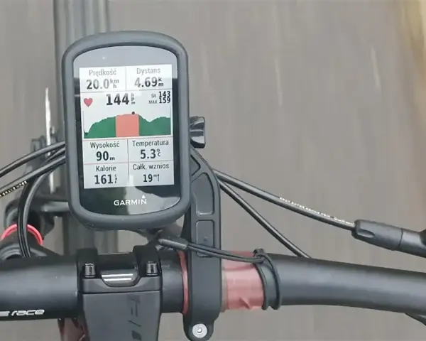 Na ekranie licznika rowerowego Garmin widać, jak obliczyć tętno podczas jazdy: 144 bpm, dystans 4.69 km, prędkość 20 km/h.