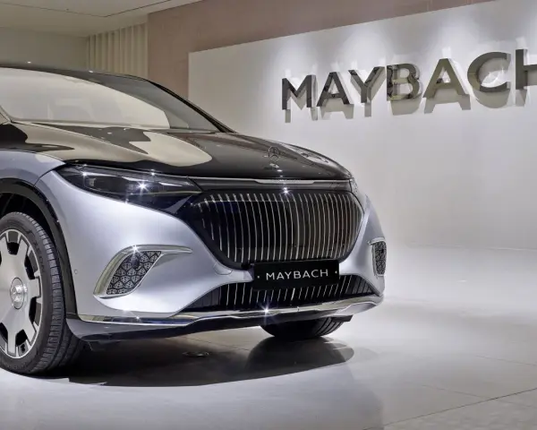Elegancki Maybach z chromowanym grillem. Poznaj jego cenę i luksus.