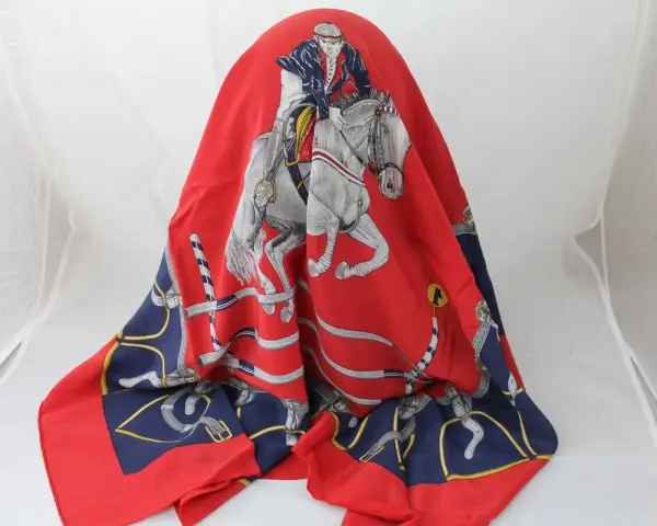 Foulard Hermes con cavaliere e cavallo, un'ispirazione per come indossare foulard Hermes con stile.